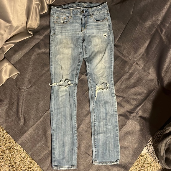 American Eagle Outfitters Light Wash Ripped Skinny Jeans -size 2 - Picture 1 of 5